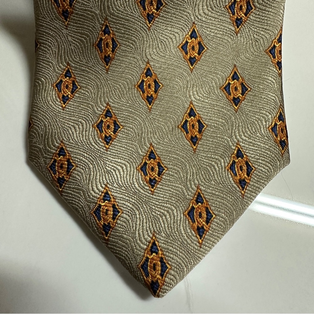 Tom James Men’s Silk Neck Tie for Tall Man in Gold and Black - Picture 2 of 4